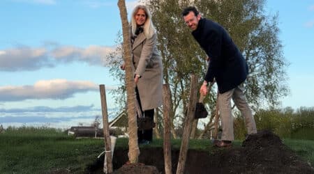 Voorzitter Jolanda van der Nagel plant samen met de burgemeester een boom in de Dorpsweide