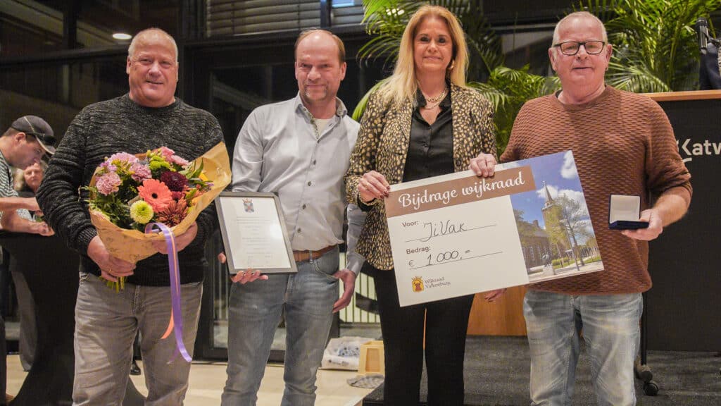 Voorzitter Jolanda van der Nagel met de vrijwilligers van JIVAK