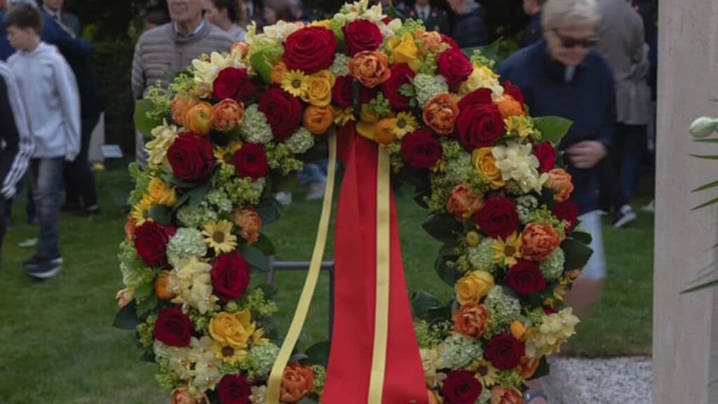 De krans van Wijkraad Valkenburg tijdens dodenherdenking