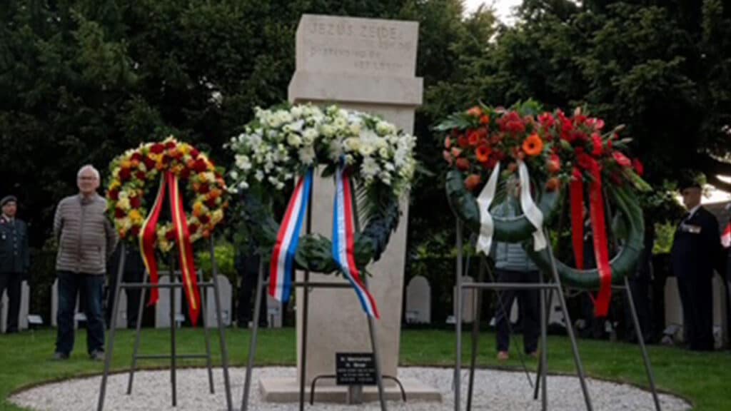De krans van Wijkraad Valkenburg tijdens dodenherdenking