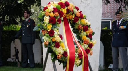 De krans van Wijkraad Valkenburg tijdens dodenherdenking