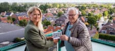 Wijkraad Valkenburg ontvangt jubileummapje van Vereniging Oud Valkenburg